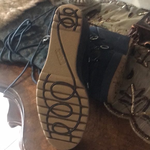 Boots - Picture 4 of 6